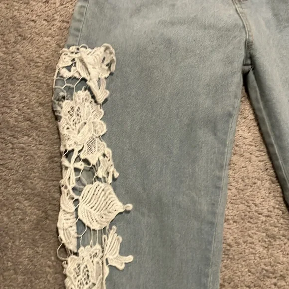 Jeans With White Lace Detail - Picture 2 of 12